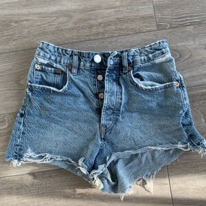 Zara HI-RISE FRAYED DENIM SHORTS